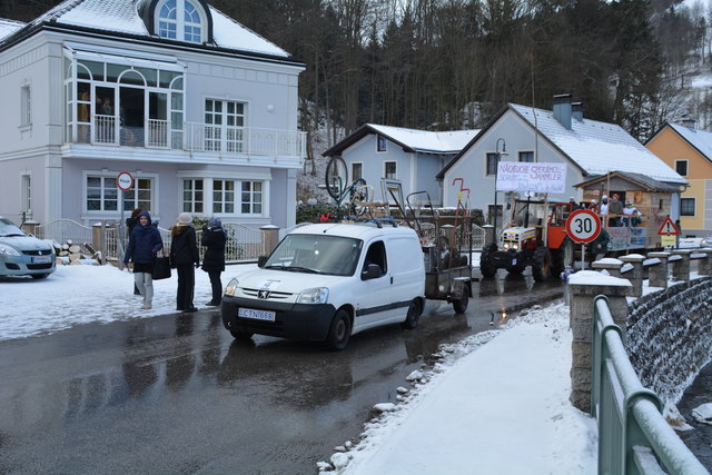 Der "Flaschenklub" war mit einer "nächtlichen Sperrmüllsammlung am Start.