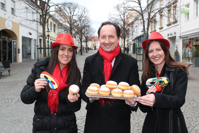 Große Krapfen-Verteilaktion am Faschingsdienstag - LAbg. Vbgm. Günter Kovacs & Stadträtin Renée Maria Wisak