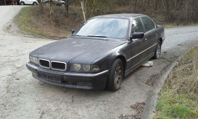 Seit über einem halben Jahr steht dieser BMW in Gratkorn und rostet vor sich hin. Anfang März soll er entsorgt werden. | Foto: Lazko