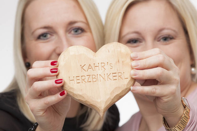 Katrin und Martina Kahr von der TWS Kahr in Semriach riefen per Gewinnspiel zur Namensfindung auf. | Foto: Fischer
