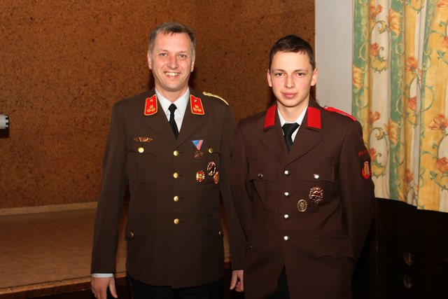 Von links: Kommandant Martin Hildner, Feuerwehrmann Leo Etzlstorfer.