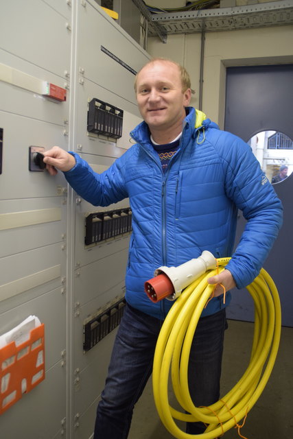 Andreas Blauensteiner von der Straßenmeisterei Waidhofen in der Schaltzentrale. Im Notfall können Straßenmeisterei, Straßenbauabteilung und die Betriebswerkstätte den Betrieb aufrecht erhalten. Sie dienen auch als Notfall-Tankstelle für die Polizei, Rettung und Feuerwehr.