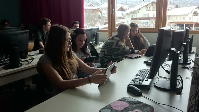 BU: Die Schüler machen sich mit der neuen Unterrichtstechnologie, dem Tablet, vertraut. | Foto: Foto: BRG Imst