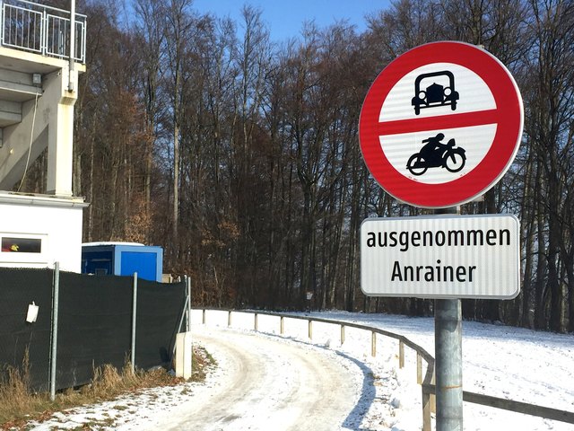 Am Spitzberg wurde ein mehr als 60 Jahre altes Fahrverbot "aufgefrischt". Stock- und Hundesportler sowie Tennisspieler dürfen nicht mehr zu ihren Anlagen fahren, sondern müssen mehrere 100 Meter zu Fuß gehen.