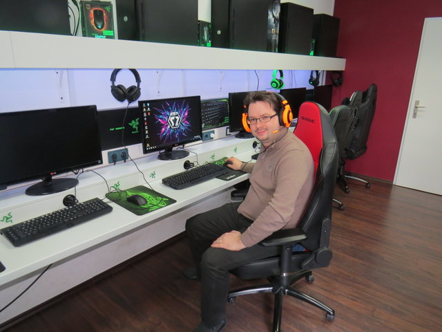 In der AREA52 können Spiele an verschiedenen PCs, den aktuellen Konsolen und auch an mobilen Geräten genutzt werden. Kevin Trau spielt im VIP-Raum.