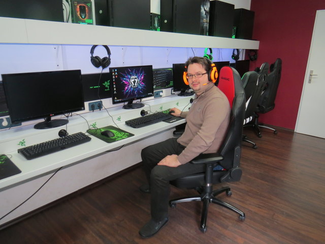 In der AREA52 können Spiele an verschiedenen PCs, den aktuellen Konsolen und auch an mobilen Geräten genutzt werden. Kevin Trau spielt im VIP-Raum.