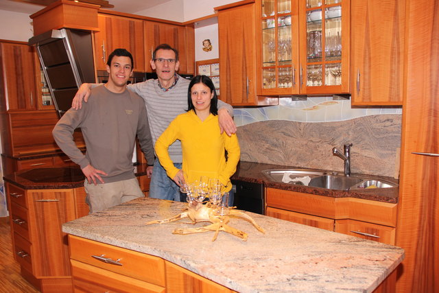 Bruder Jörg, Vater Karl Gerhard und Nicole Fleck in einer "ihrer" Küchen