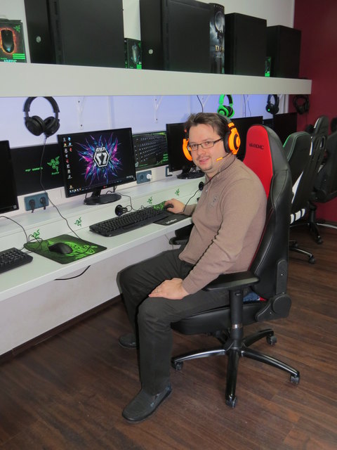 In der AREA52 können Spiele an verschiedenen PCs, den aktuellen Konsolen und auch an mobilen Geräten genutzt werden. Kevin Trau spielt im VIP-Raum.