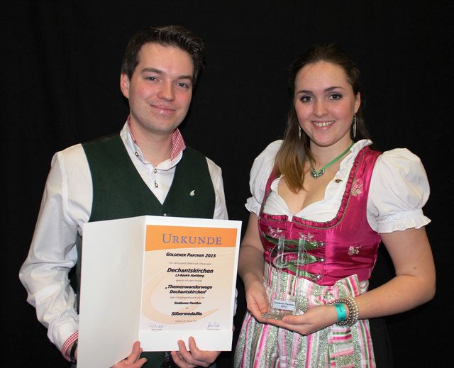 Obmann Matthias Pausackl und Leiterin Magdalena Zinggl nahmen stellvertretend für die ganze Ortsgruppe Dechantskirchen den Preis entgegen.
