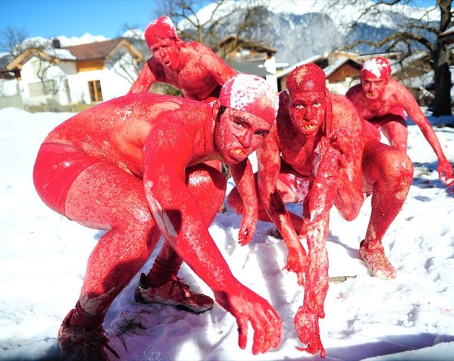 Eine mythische und mystische Fasnachtfigur aus Axams: Die Bluatigen sind unterwegs!