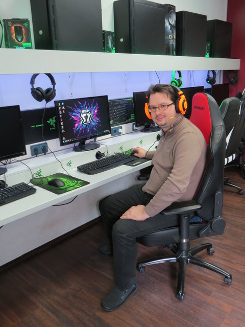 In der AREA52 können Spiele an verschiedenen PCs, den aktuellen Konsolen und auch an mobilen Geräten genutzt werden. Kevin Trau spielt im VIP-Raum.