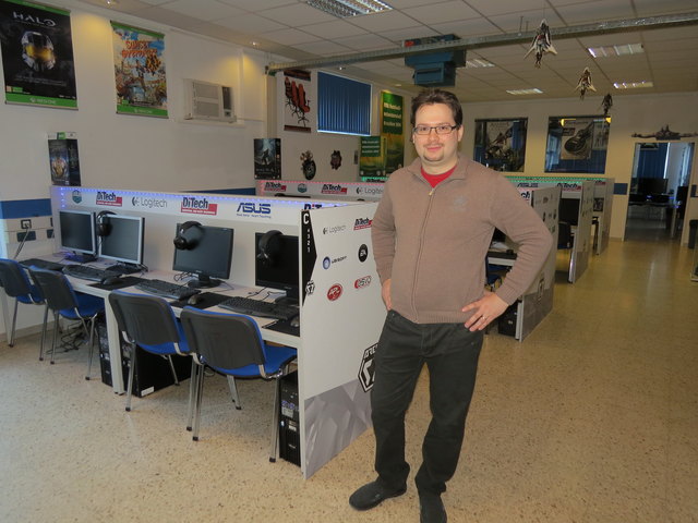 AREA 52-Leiter Kevin Trau im Hauptraum der Gaming Lounge. Die durchschnittliche Auslastung der Geräte liegt über 50 %, an Turniertagen bei 100 %.