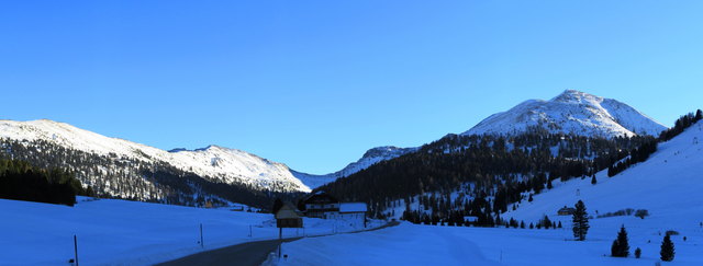 Die Sonne beleuchtet noch das Schilchernock links und die Matehanshöhe, an dessen Grat die Grenze Salzburg-Kärnten verläuft. Schönfeld ist zu allen Jahreszeiten ein hervorragendes Wander- und Sportgebiet.