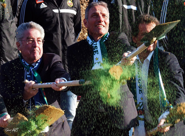 BP Heinz Fischer, Präsident Michael Krammer und Sport-StR Christian Oxonitsch beim Spatenstich.  FOTO: Güni ART