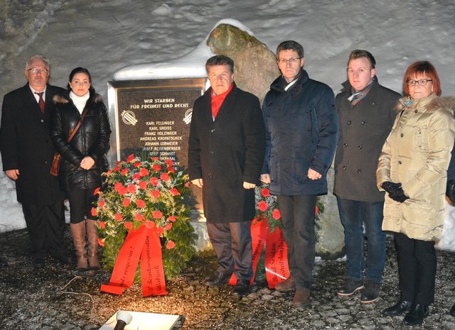 Bgm. Josef Senzenberger, NR Daniela Holzinger, LH-Stv. Reinhold Entholzer, LAbg. Hermann Krenn,
JG-Vorsitzender Philipp Slezina und Helga Buchinger von den OÖ. FreiheitskämpferInnen (v.l.)bei der Kranzniederlegung in Holzleithen. | Foto: SPÖ