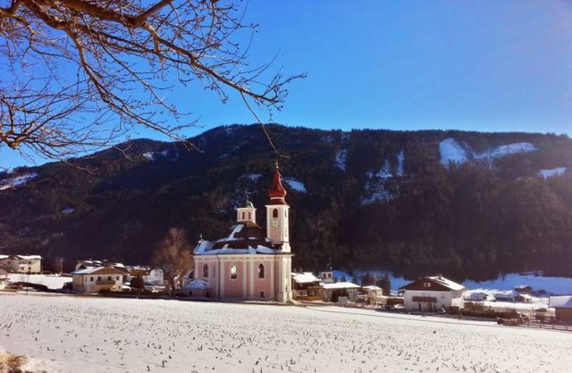 Die Kuppel der Dreifaltigkeitsikirche in Strassen wird in acht Felder geteilte. | Foto: Dekanantsjugend Sillian