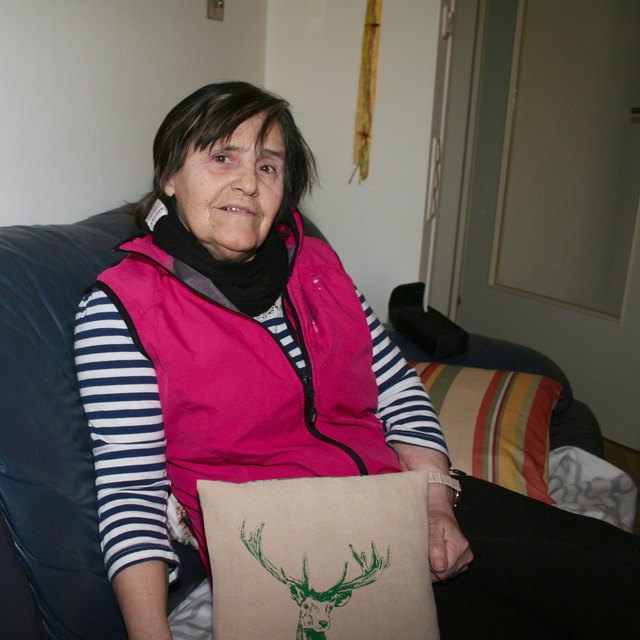Die Couch ist der Lieblingsplatz von Helga Walkner. Und zum Polster sagt sie: "Mein Vater hat so gerne das Wild beobachtet."