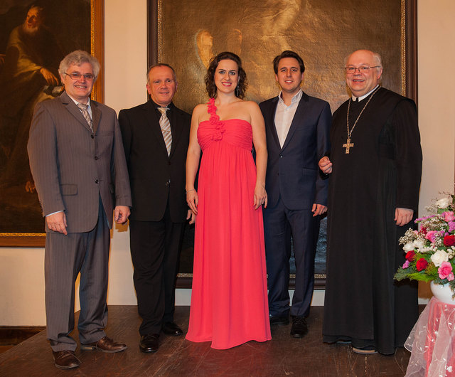 Moderator Josef Penzendorfer, Pianist Manfred Schiebel, Mezzosopranistin Christiane Döcker, Bariton Christoph Filler mit Abt Petrus Pilsinger | Foto: Pfaffenbichler