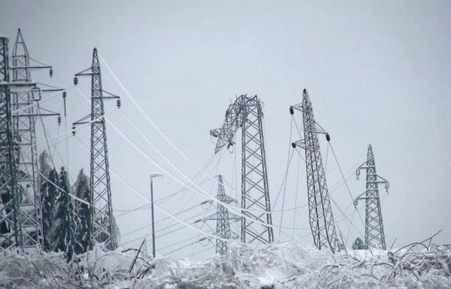 Durch Eisregen wurden im Dezember zahlreiche Überland-Stromleitungen geknickt, und es ging das Licht aus.Fotos Bezirksblätter