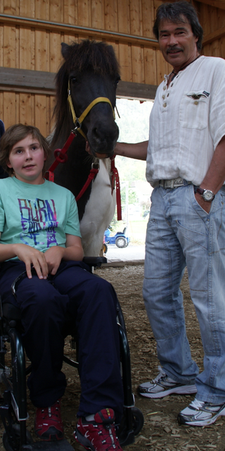 Pferde-Therapie: Alle Möglichkeiten schöpft Walter Wanner für die Genesung seines Sohnes Philipp aus.