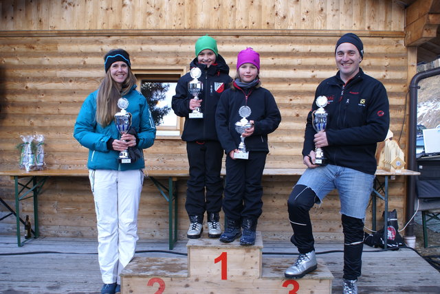 Glückliche Sieger: Vereinsmeisterin Bettina Thöni, Schülermeister Simon Achenrainer, Schülermeisterin Lara Achenrainer und Vereinsmeister Alfred Achenrainer. | Foto: Alexandra Achenrainer