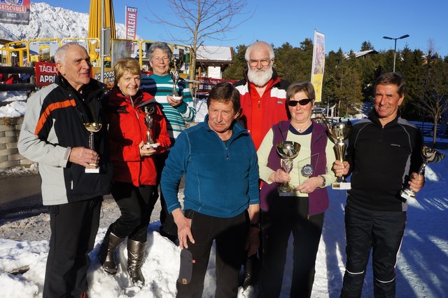 Im Bild von links nach rechts: Gebhard Siegl (Flirsch 2. Platz), Monika Siegl (Flirsch, 2. Platz), Gretl Greiter (Fließ, 1. Platz), Manfred Lentsch (Feichten, 4. Platz), Walter Waldner (Ried i.O., 2. Platz), Veronika Lentsch (Feichten, 1. Platz), Erwin Lentsch (Feichten, 1. Platz). | Foto: Manfred Weiskopf