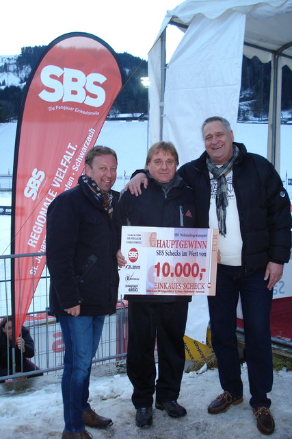Obmann Herwig Pichler (r.) und Bischofshofens Bürgermeister Hansjörg Obinger (l.) gratulierten dem Hauptgewinner des SBS Weihnachtsgewinnspiels Georg Fritzenwallner.
