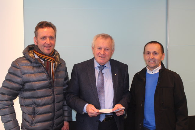 Sarleinsbachs Vizebürgermeister Franz Radinger (l.) und Amtsleiter Willi Hopfner (r.) übergaben die Resolutionen der Donau-Ameisberg-Gemeinden an Landesrat Franz Hiesl. | Foto: Foto: privat