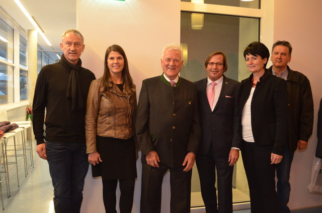 Parteichef Frank Stronach (M.) mit seinem Team, Vizeparteichef Wolfgang Auer (l.) und Maximilian Jantscher (3.v.r).