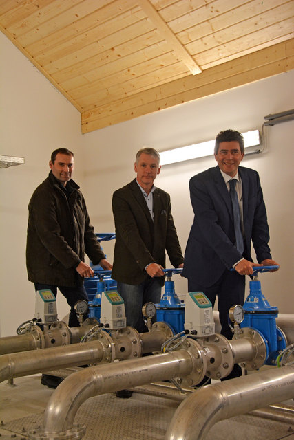 Karl Mayr, zuständiger Stadtrat für Wasserwirtschaft, Johannes Sanda, Abteilungsleiter Umwelt & Wasserwirtschaft der Stadtgemeinde Tulln und Bürgermeister Mag. Peter Eisenschenk bei der Inbetriebnahme des Brunnenfeldes III, von dem seit 2. Februar hochqualitatives Trinkwasser durch die Tullner Leitungen gepumpt wird. | Foto: Stadtgemeinde Tulln