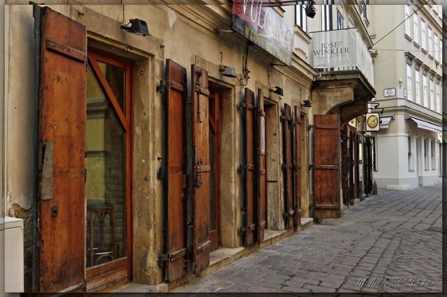 Wir landen in der Judengasse. Auf Nr. 11 steht seit 1786 dieses ehrwürdige Haus, früher hieß es Zum Schwarzen Adler und Zur Schwarzen Bürste