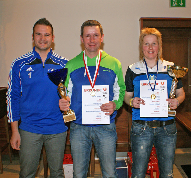 Stefan Wurm (Mitte) und Bettina Mathe (rechts) sind die Schivereinsmeister der Sportunion Nebelberg. Sportunioobmannstellvertreter Gerald Wöß (links) feierte mit den Siegern. | Foto: Foto: Sportunion Nebelberg