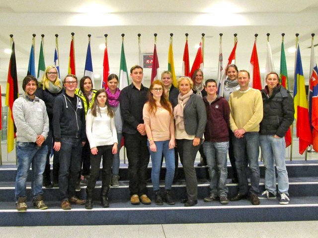 Die 3E im EU-Parlament mit der Abgeordneter Claudia Schmidt (vorne, 4. v.re.). | Foto: MultiAugustinum