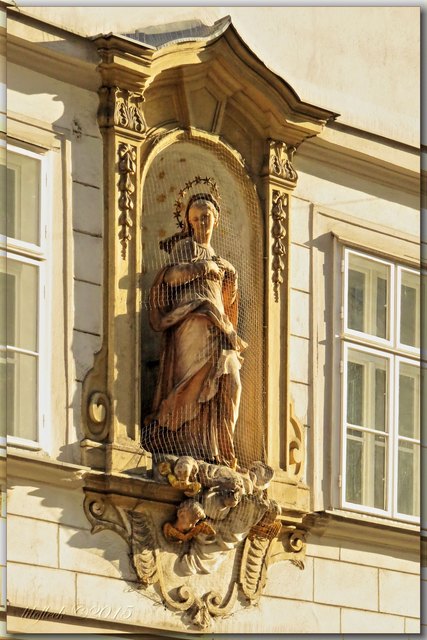 In der Nachbarschaft, Ecke Am Gestade und Tiefer Graben schmückt diese Marienfigur die Fassade