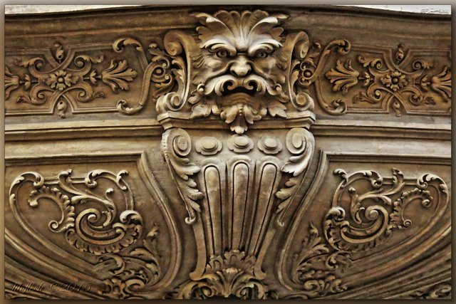 Dieses blumig verzierte Bartgesicht ziert das Haus Salzgries 16, das 1937 an der Stelle der Salzgries-Kaserne errichtet wurde