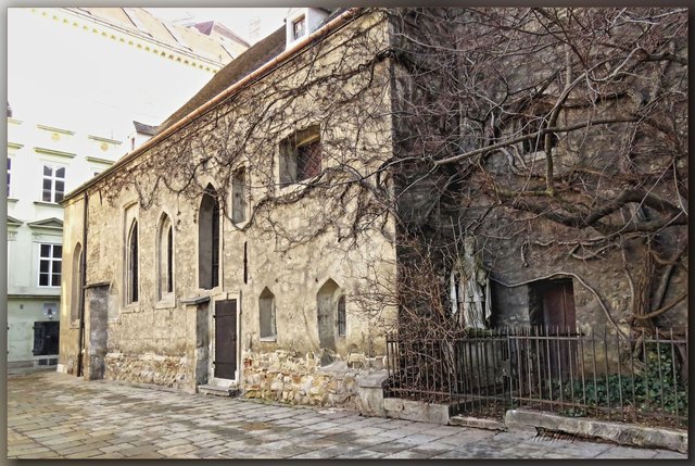 Allein diese Mauerfront vermittelt einen Eindruck davon, wieviel Zeit die Kirche schon überdauerte. Im Hintergrund der Gaminger Hof.