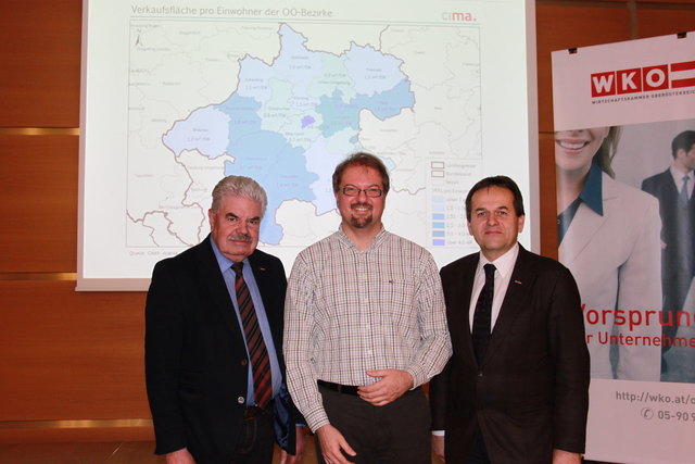 WK-Wels Leiter Manfred Spiesberger, CIMA Kaufkraft-Experte Georg Gumpinger und WK-Wels Obmann Josef Resch. | Foto: Leitner