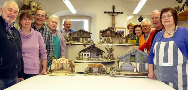 Heinz Eichler, Obmann der Krippenfreunde Feldkirchen (links) mit begeisterten Krippenbauern | Foto: Tenk