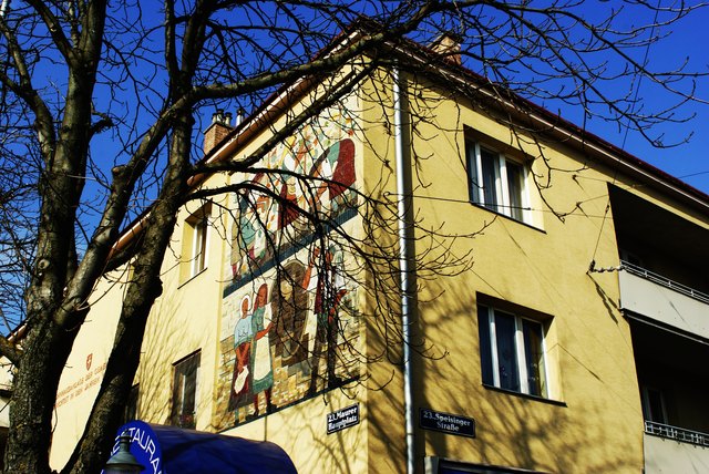 Das äußere Erscheinungsbild des langgezogenen Baus entspricht mit den vertikal und horizontal klar gegliederten Fensterreihen sowie der glatt verputzten, vorwiegend ornamentfreien Fassade dem Kanon des kommunalen Wohnungsbaus der 1950er-Jahre.