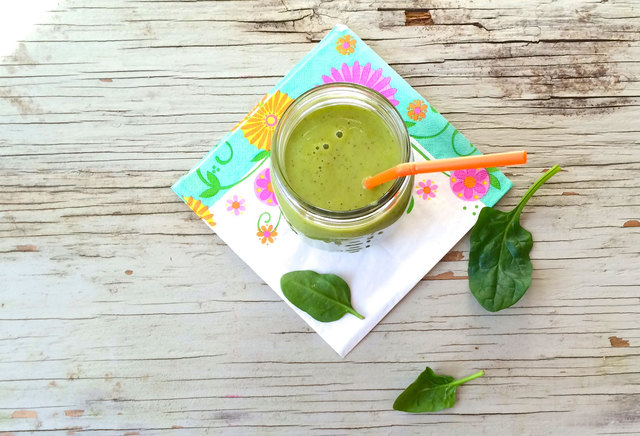Smoothies aus Blattgemüse oder Wildpflanzen sind besonders vitalstoffreich und wahre Gesundheitsbooster. | Foto: Foto: Meal Makeover Moms/flickr.com