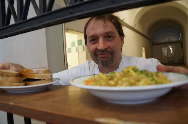 Heute gibt’s Gemüseeintopf mit Fleisch und Brot. Küchenchef Werner Doppler serviert das Essen durch eine Durchreiche. | Foto: Foto: Grobner