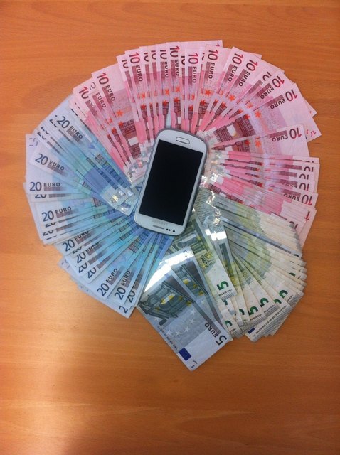 Die Täter erbeuteten bei ihren Straftaten Mobiltelefone und Bargeld. | Foto: LPD NÖ