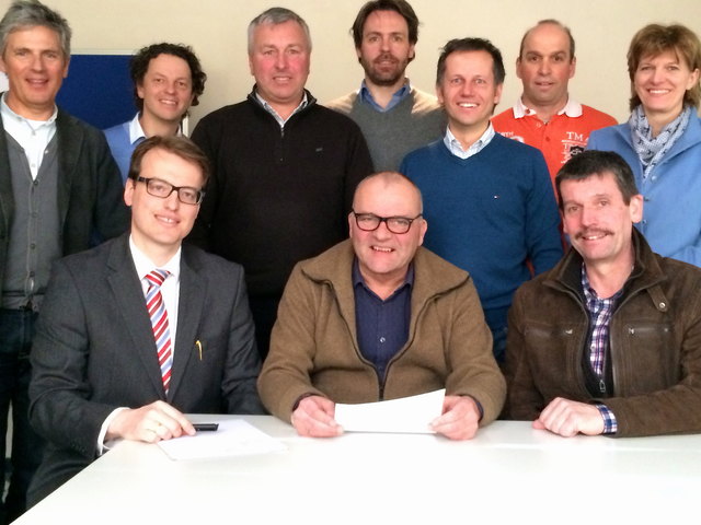 Die unterzeichnenden Vertreter und Mitglieder der ARGE Brückenschlag bei der Unterzeichnung der eidestattlichen Erklärung mit Substitut Dr. David Staggl (Notariat Dr. Martin Stauder)