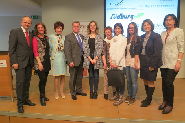 von li. nach re.: Mag. Heinz Josef Zitz, Landeschulratspräsident
Dr. Andrea Guggemos-Kellner, Spanischlehrerin
Mag.. Heidemarie Harter, Französischlehrerin
Landeshauptmann Hans Niessl
Johanna Zitz
Mag.. Eva Chromecek, Englischlehrerin
Katrin Fink
Patricia Prossenitsch
Mag.. Helene Schütz-Fatalin, HR, Landesschulinspektorin
Mag.. Beata Sämann-Takacs, Direktorin der Akademie der Wirtschaft Neusiedl am See