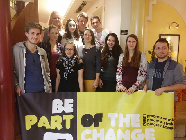 Engagierte Schüler wie Julian (1.v.l.), Magdalena (2.v.l) und Julia (7.v.l.) machen "Schule von morgen".