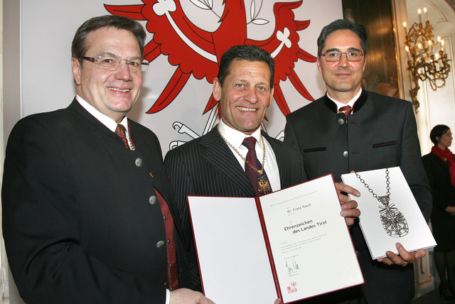 Musiker Franz Posch freut sich sichtlich über die Auszeichnung durch LH Platter und LH Kompatscher. | Foto: Land Tirol