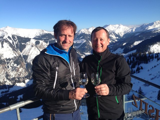 Erwin Petz stieß mit Erwin Neuhold auf eine gelungene Wintersaison an. | Foto: Petz