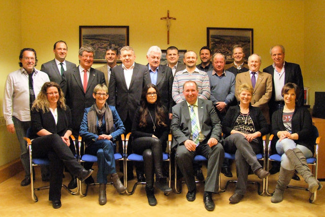 Sie gehen fröhlich ans Gemeinderatswerk in Schwarzenau: Sabine Dorr, Margareta Newald, Danja Kargl, Gerlinde Ledermüller und Katharina Fuchs (sitzend mit Bürgermeister Karl Elsigan), dahinter stehend Gerhard Kunz, Christian Farthofer, Johann Palkovich, Reinhardt Scheidl, Josef Kromsian, Vizebürgermeister Leopold Aschauer, Erwin Schwingenschlögl, Reinhard Poppinger, Ing. Horst Rosenbusch, Andreas Dienstl, Viktor Kaltenböck, Johann Kletzl und Martin Bauer (v.l.n.r.).