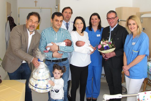 Primar Albrecht, Kinderkrankenschwester Johanna Rettenwender, Hebamme Ursula Fritz-Daschiel, Bürgermeister Gerhard Anzengruber und Spitalsgeschäftsführer Gerald Heitzenberger gratulierten der glücklichen Familie zu ihrem Nachwuchs.