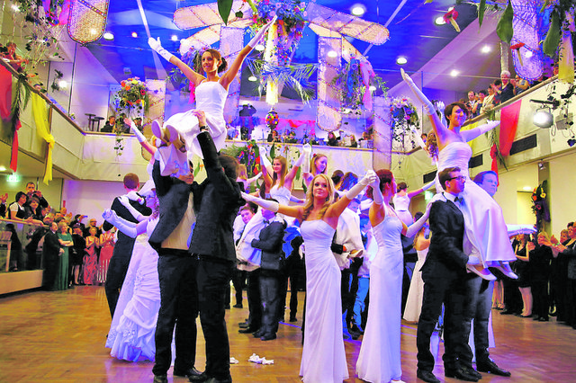 Mit einer zauberhaften Polonaise wurde der Ball der Katholischen Jugend eröffnet. | Foto: K.K.